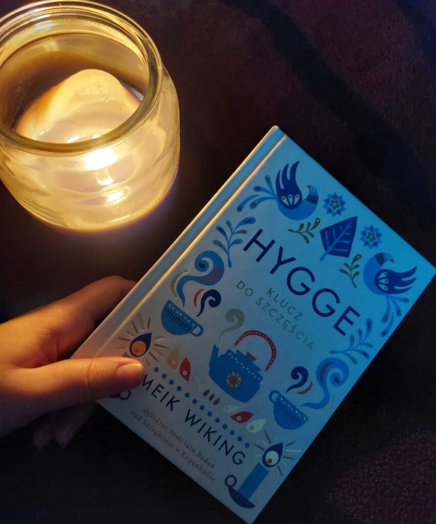 Książka o hygge przy świecy